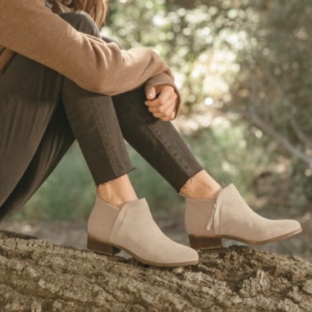 TOMS NWT Taupe Deia Ankle Booties size 6